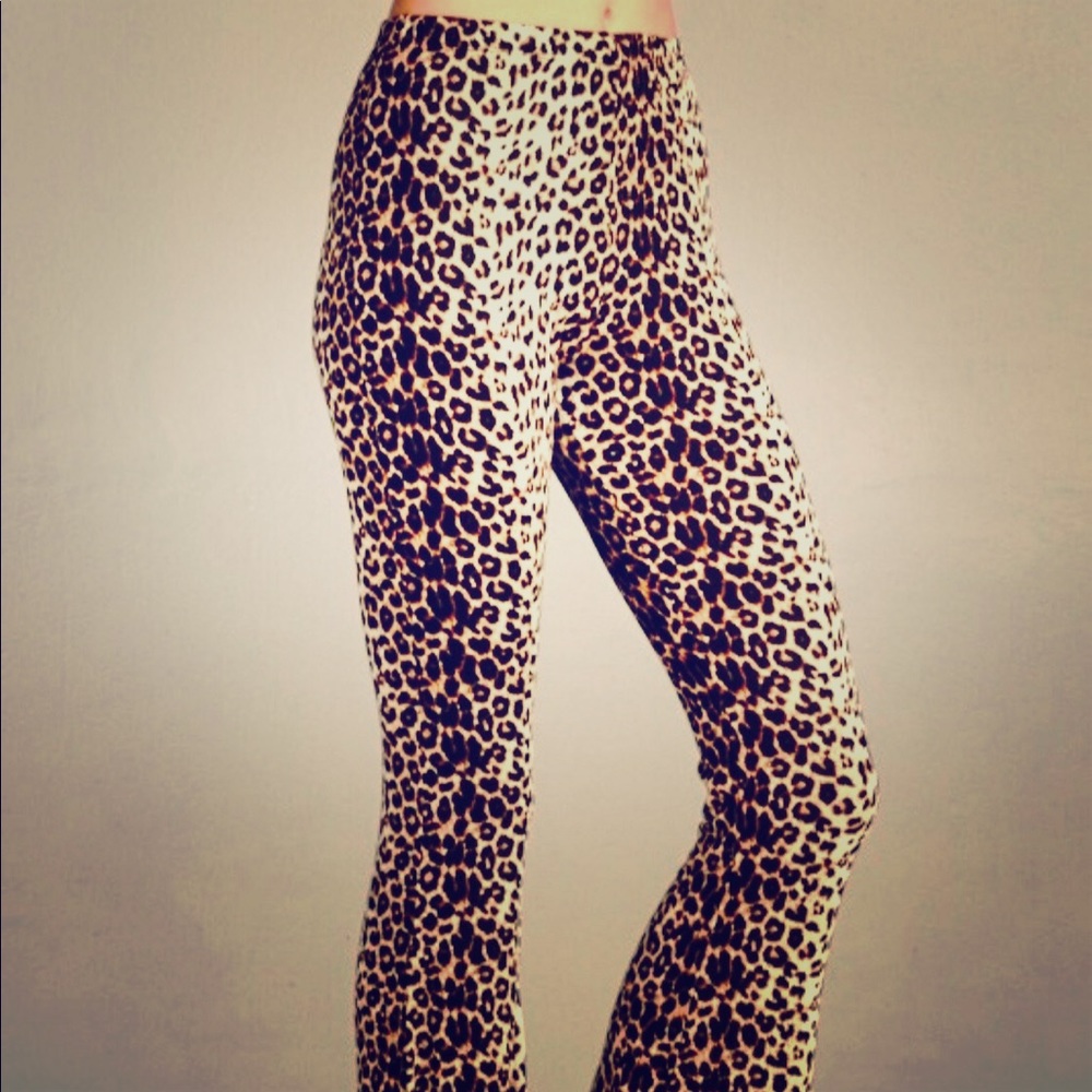 Bell bottom printed fitted leggings